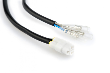 Przewody do podłączenia oświetlenia tablicy w Suzuki GSX-8S i innych