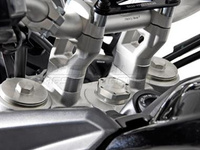 Zestaw podwyższający kierownicę TRIUMPH TIGER 800XC (11-) podwyższenie 20MM SW-MOTECH